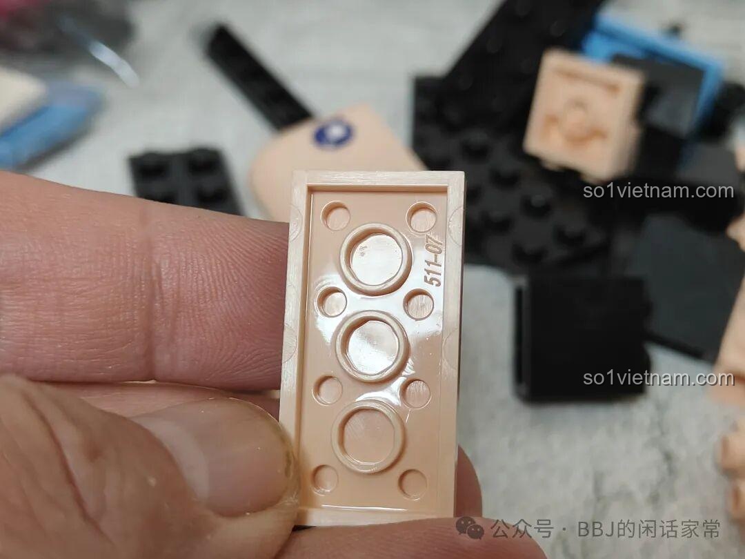 Cận cảnh một mảnh ghép của Zhongxin She 12001 Thạch Lan, cho thấy độ hoàn thiện và chất lượng nhựa cao cấp.