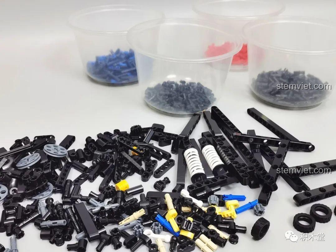 Các chi tiết nhựa ABS cao cấp của bộ Panlos 672110, cho thấy chất lượng hoàn thiện tốt và không có ba via.