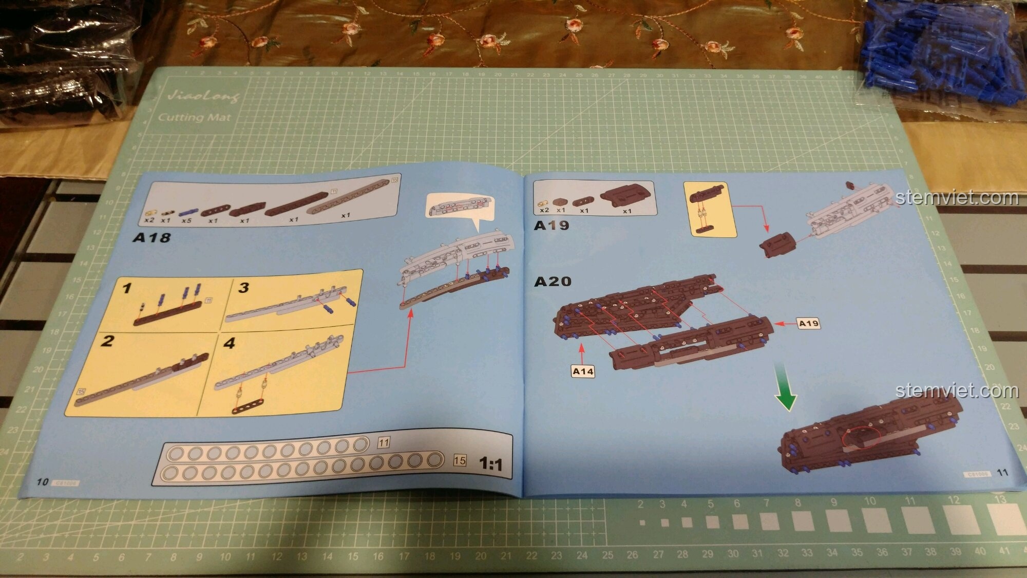Bên trong sách hướng dẫn của bộ xếp hình CaDA C81006 siêu tiết kiệm, hình ảnh in màu rõ nét và chi tiết.