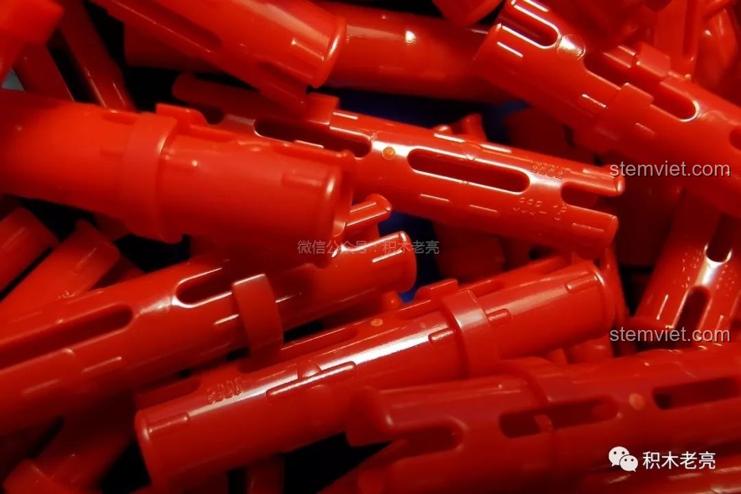 Cận cảnh các trục pin màu đỏ trong bộ lắp ráp Lamborghini Veneno 13079 siêu tiết kiệm.