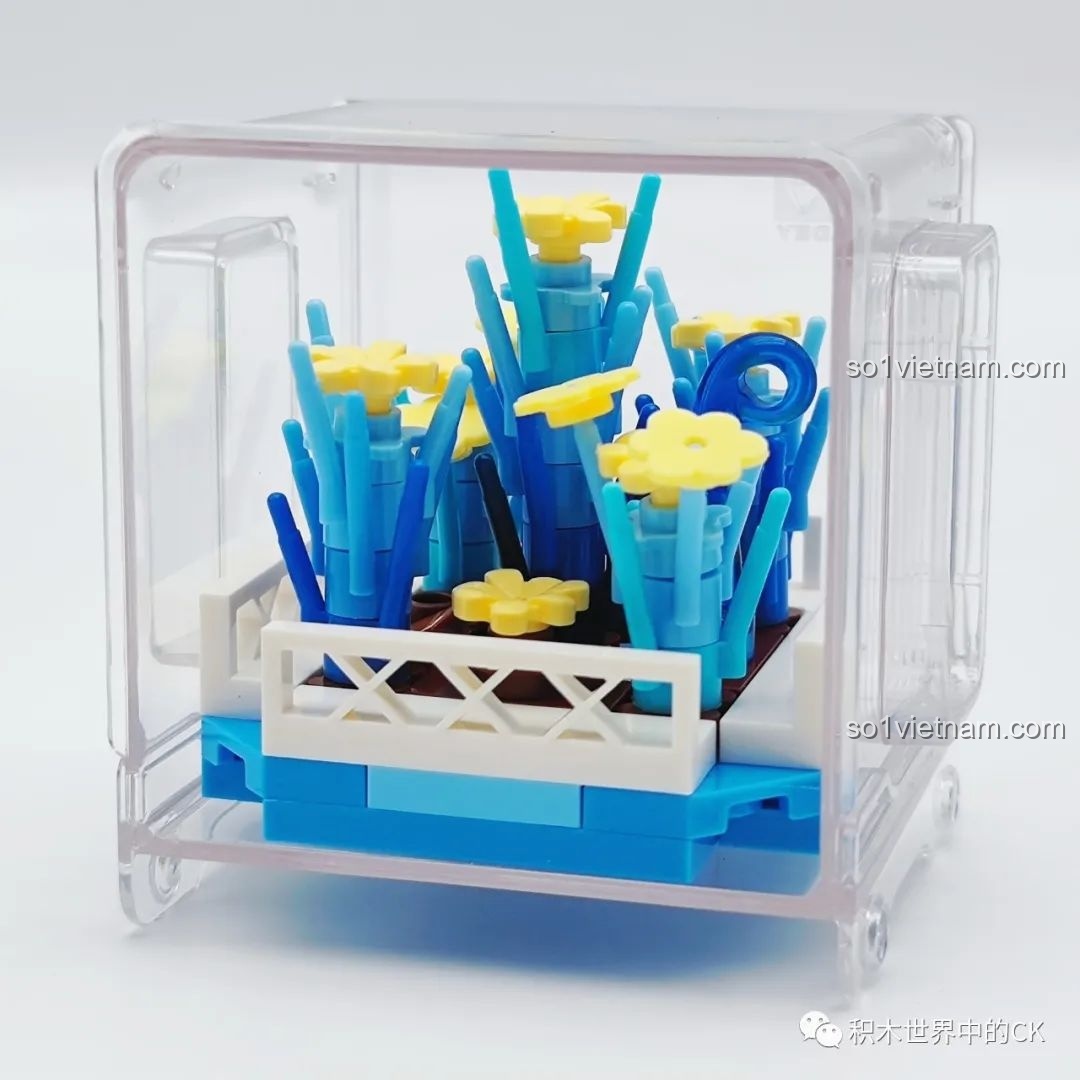 Mô hình chậu cành xanh sao trời đã lắp ráp xong, đặt trong hộp trưng bày trong suốt của bộ AULDEY.