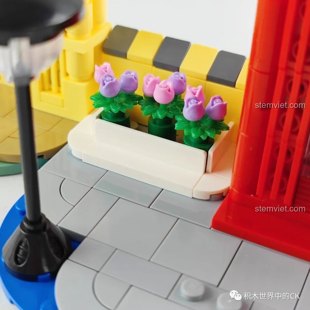 Chi tiết chậu hoa tulip màu hồng và tím trong bộ lắp ráp Keeppley K20705.