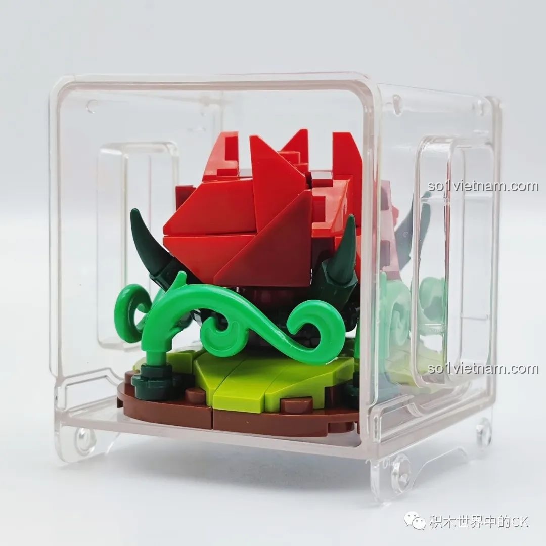 Mô hình chậu hoa hồng đêm mùa hạ đã lắp ráp xong, đặt trong hộp trưng bày trong suốt của bộ AULDEY.