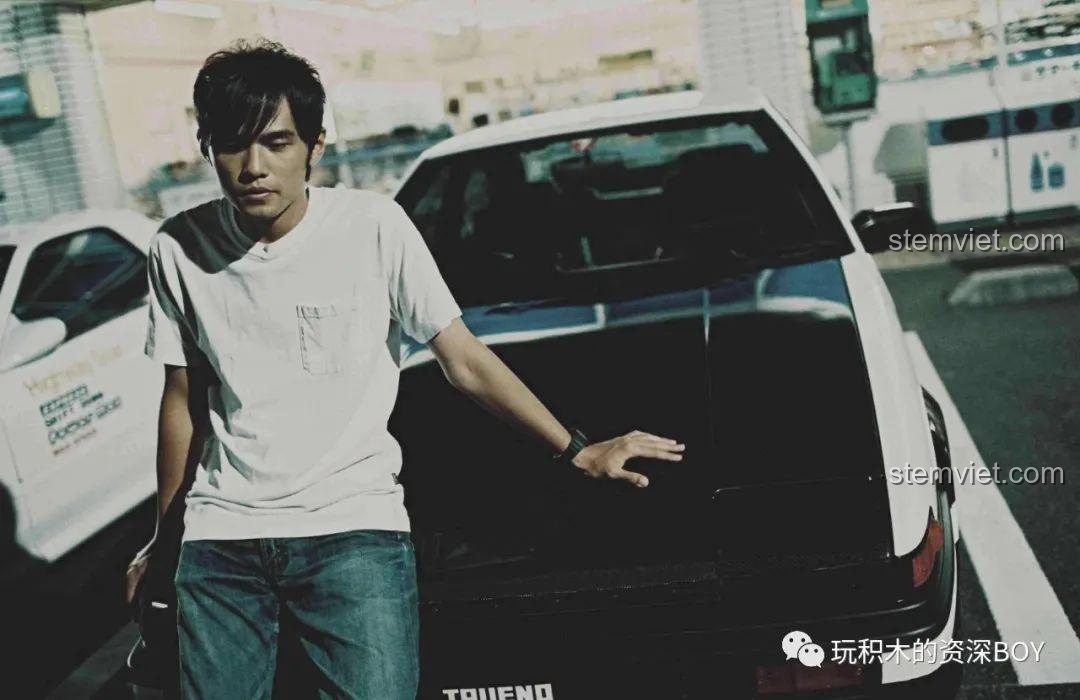 Hình ảnh Châu Kiệt Luân (Jay Chou) bên chiếc Toyota AE86, gợi nhớ bộ phim Initial D và sức ảnh hưởng của nó.