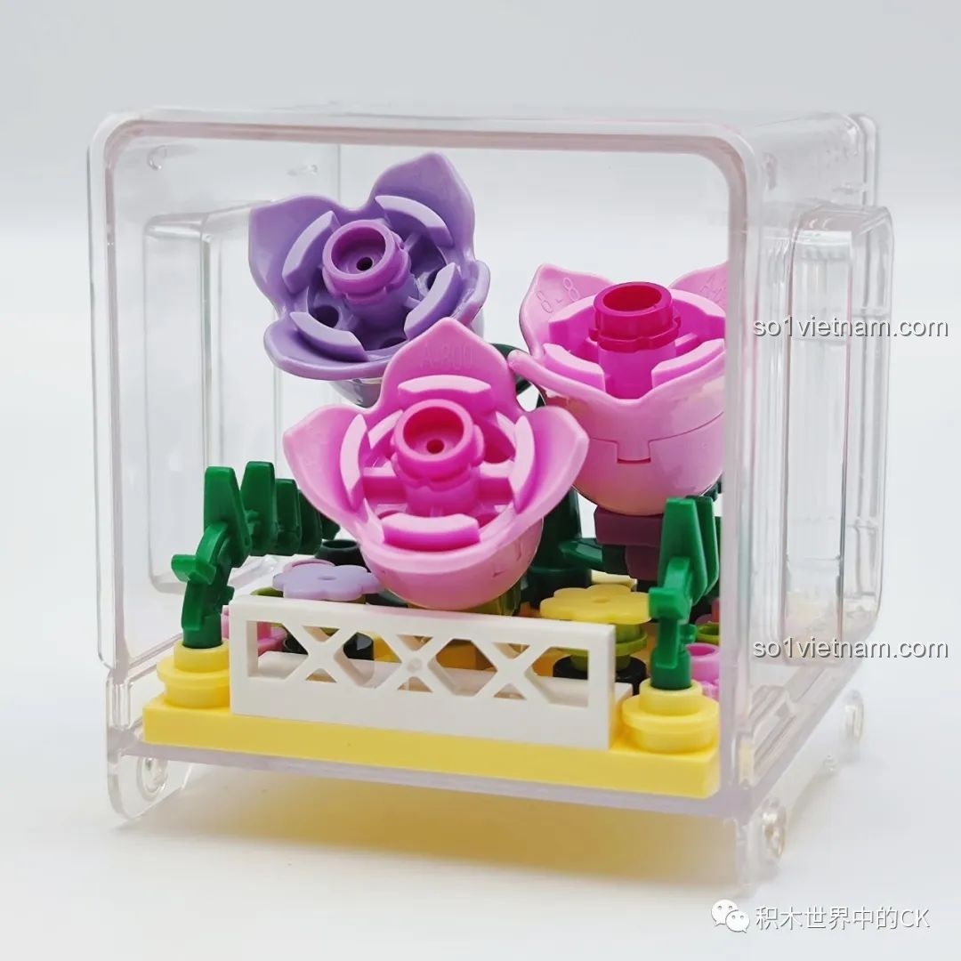 Mô hình chậu hoa tường vi tĩnh lặng đã lắp ráp xong, đặt trong hộp trưng bày trong suốt của bộ AULDEY.