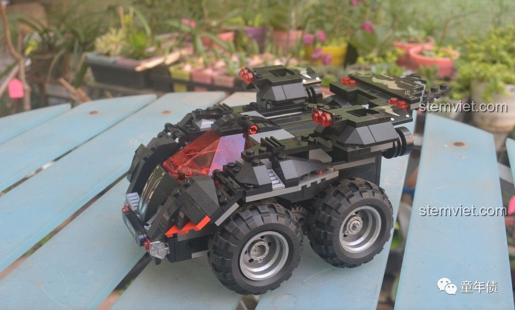 Xe Batmobile Mould King 13020 trong chế độ tấn công với phần đuôi xe được mở rộng ra hai bên.