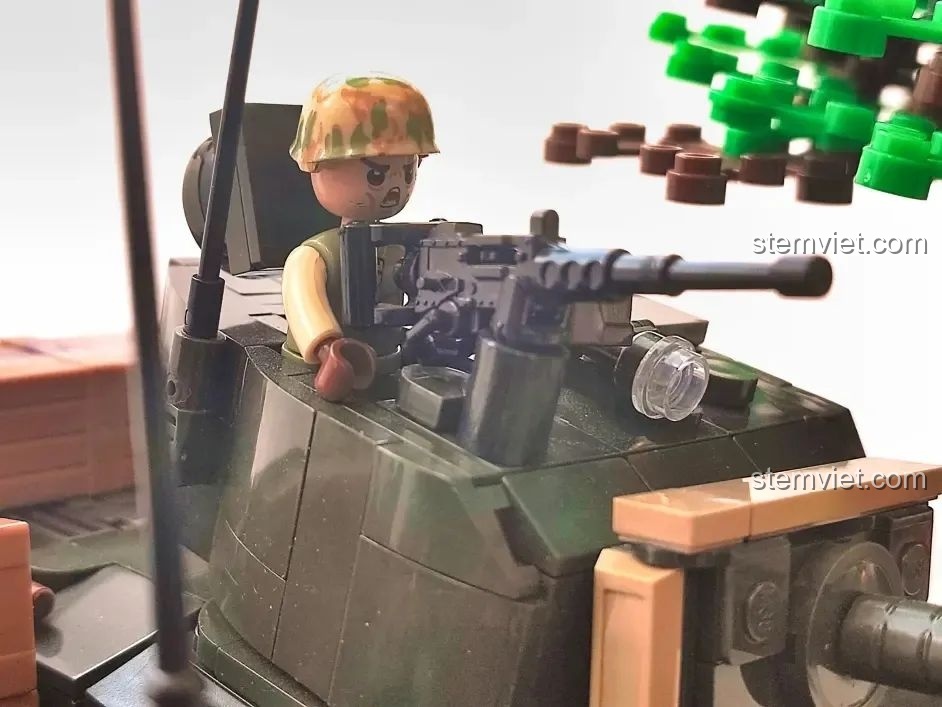 Cận cảnh minifigure chỉ huy trên tháp pháo xe tăng Sherman M4A3 từ bộ Sluban M38-B1110, trang bị súng máy hạng nặng.