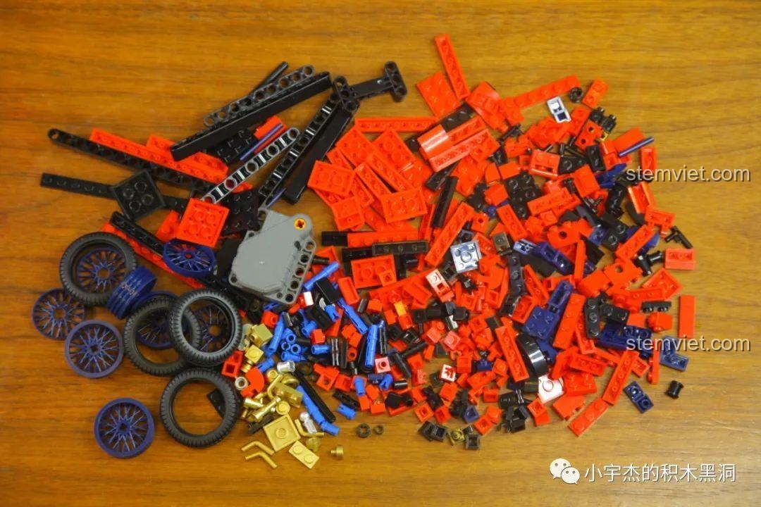 Toàn bộ 453 mảnh ghép của bộ SEMBO 705400 được đổ ra, sẵn sàng cho việc lắp ráp chiếc xe cổ Duryea.