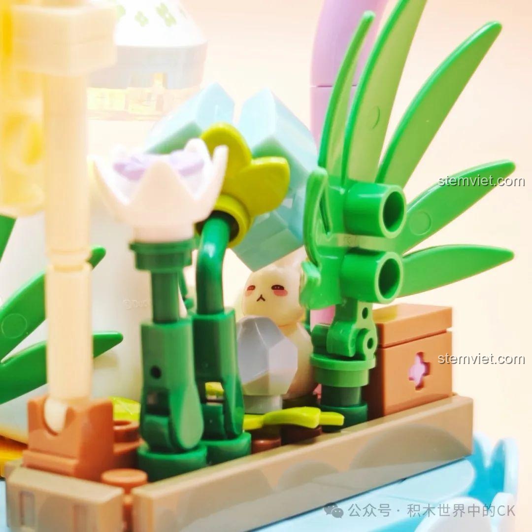 Chi tiết một chú thỏ nhỏ đang nấp sau bụi cây trong bộ lắp ráp SEMBO 612026. Review chi tiết đồ chơi SEMBO.