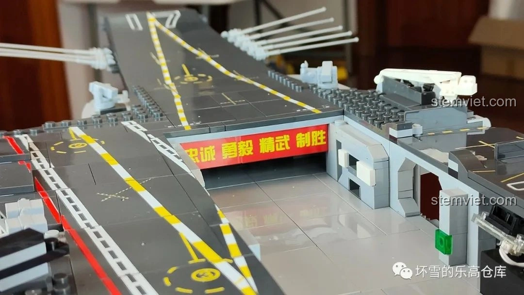 Chi tiết ẩn trong khoang chứa máy bay của đồ chơi lắp ráp 202001