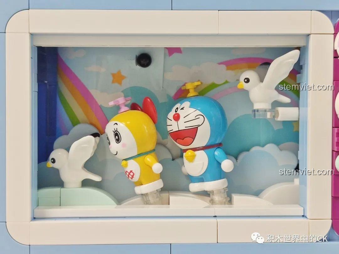 Chi tiết ăng-ten đôi trên nóc mô hình Tivi Doraemon, hoàn thiện vẻ ngoài cổ điển của sản phẩm. Nhận xét Keeppley K20408.