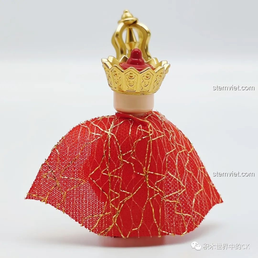 Cận cảnh chi tiết áo cà sa bằng vải của minifigure Đường Tăng với các đường chỉ vàng lấp lánh.