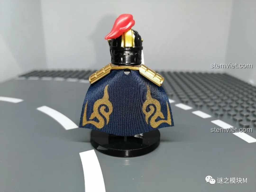 Mặt sau của minifigure Hạ Hầu Đôn, khoe chiếc áo choàng màu xanh đậm với họa tiết vàng kim tinh tế và đẹp mắt.