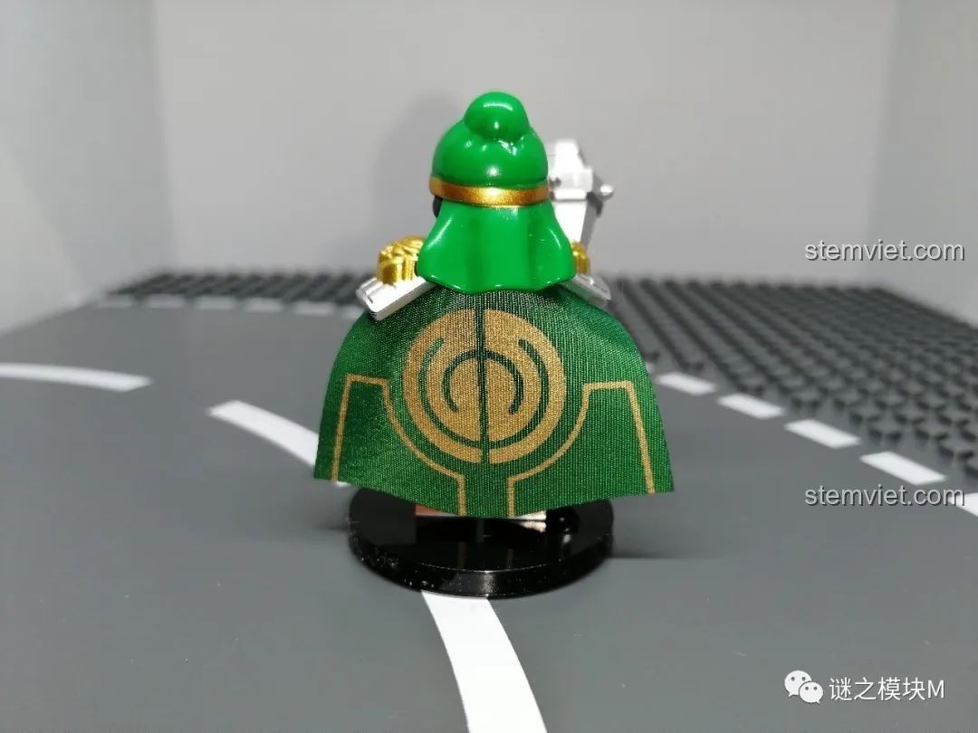 Mặt sau của minifigure Hứa Chử, khoe chi tiết áo choàng xanh lá cây với họa tiết vòng tròn vàng.