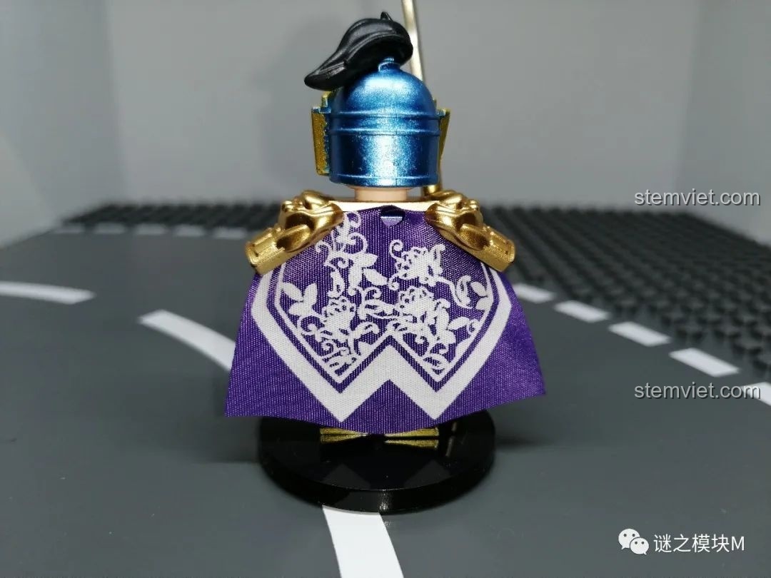 Mặt sau của minifigure Trương Liêu, khoe chi tiết áo choàng tím với họa tiết trắng bạc và giáp vai vàng.