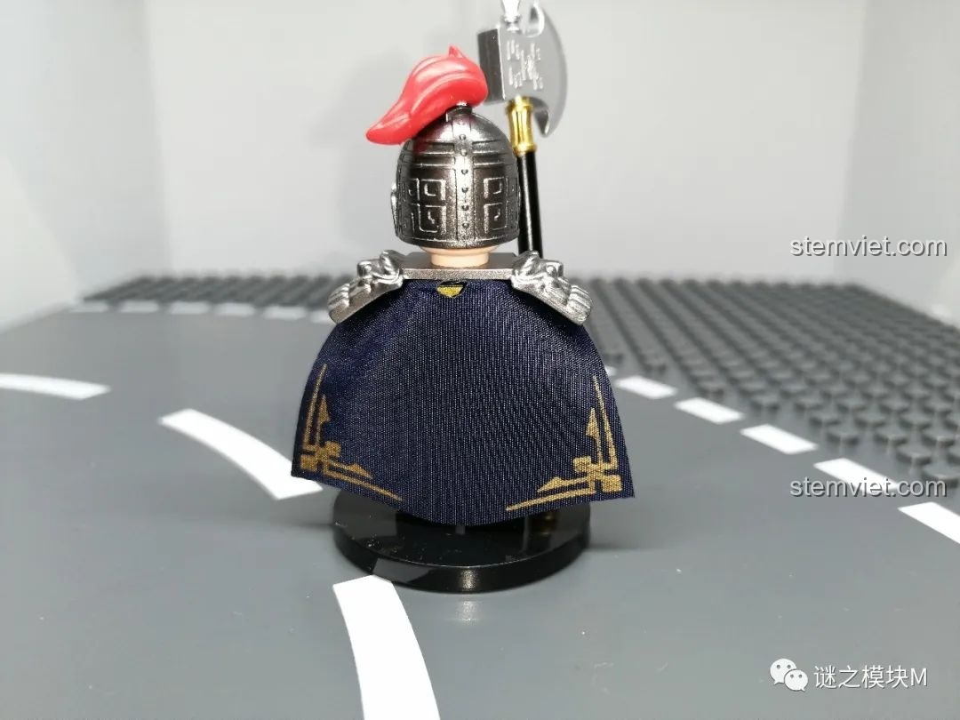 Mặt sau của minifigure Từ Hoảng, khoe chi tiết áo choàng xanh đậm với họa tiết vàng kim và giáp vai bạc.