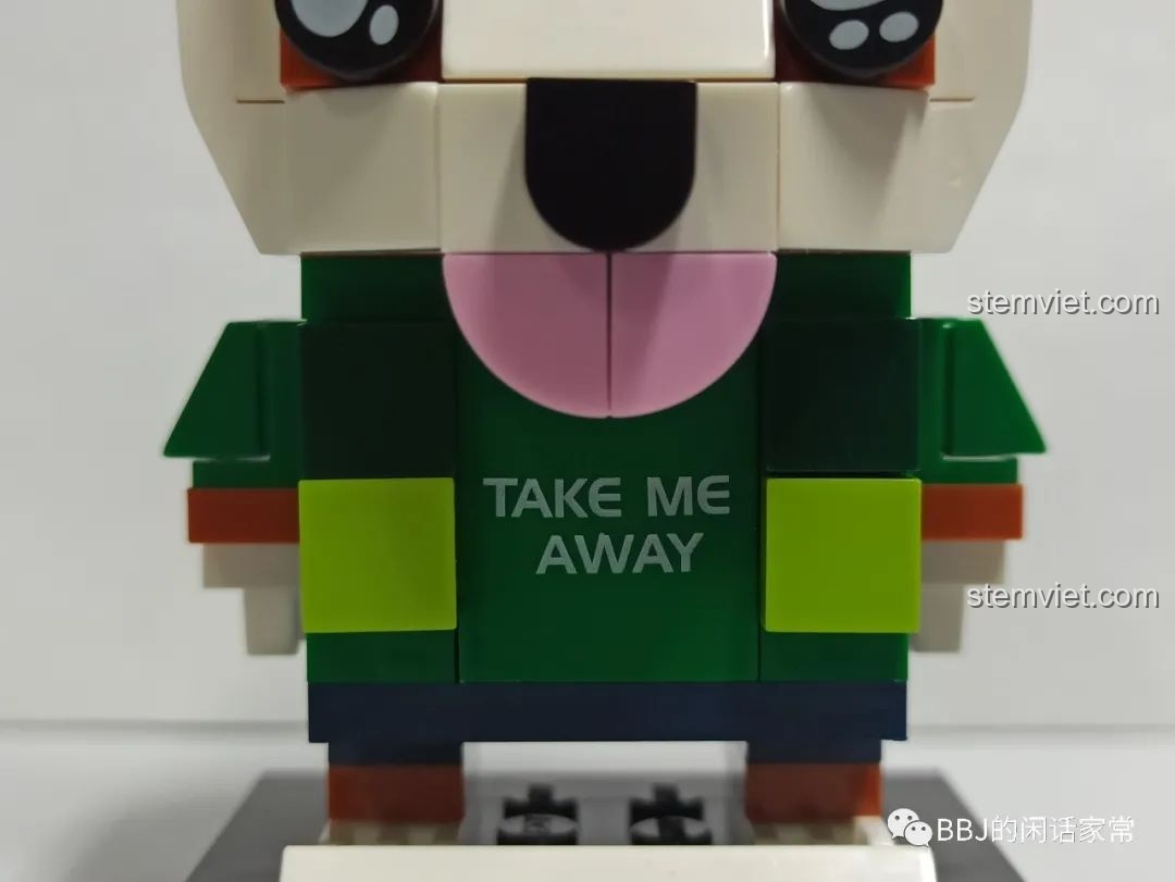 Cận cảnh chi tiết mảnh ghép in chữ 'TAKE ME AWAY' trên áo của mô hình GUDI 53003, một chi tiết đắt giá.