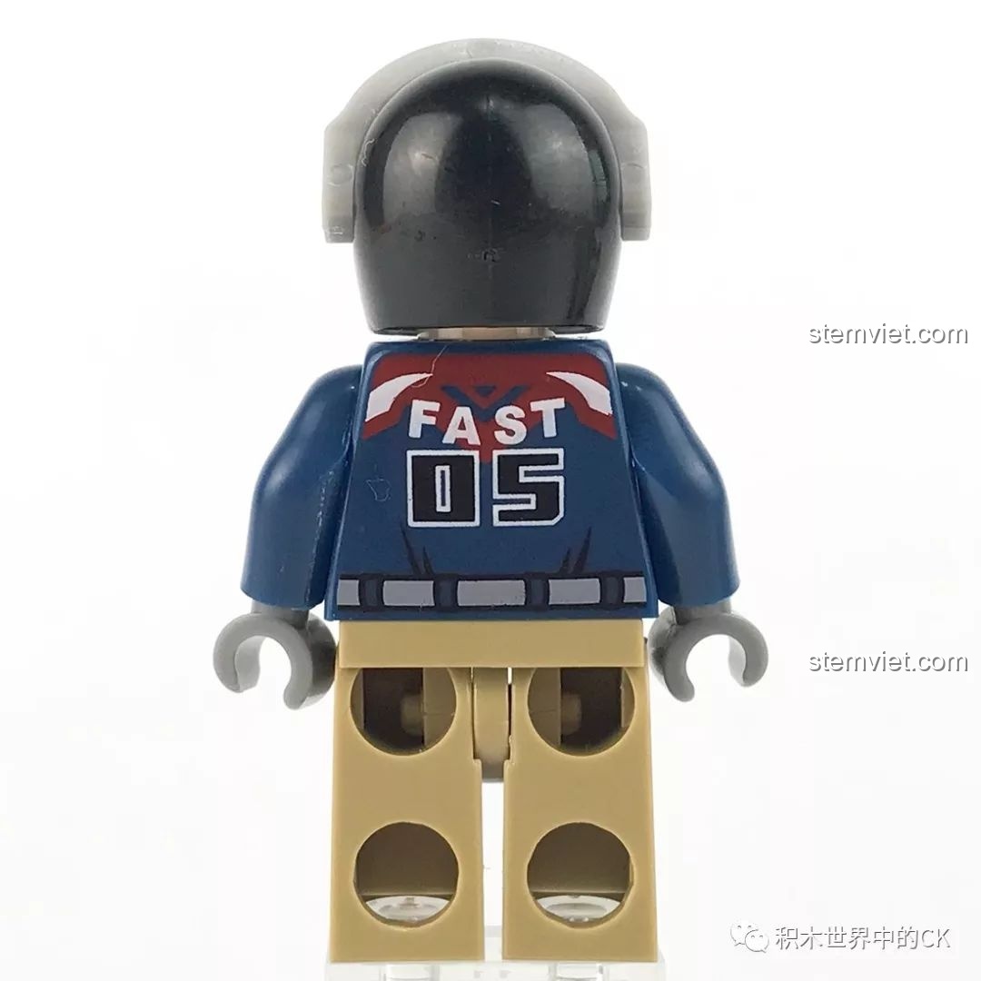 Chi tiết in sắc nét trên lưng áo của minifigure Tay đua mô tô, cho thấy sự đầu tư vào thiết kế của SEMBO.