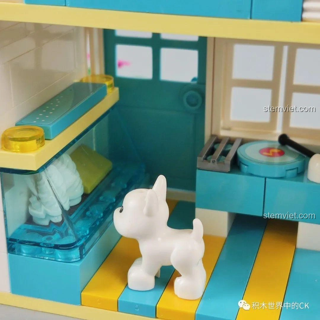 Chi tiết bàn ăn màu hồng với đồ ăn thức uống nhỏ như chuối và cốc nước trong biệt thự QMAN 4804.