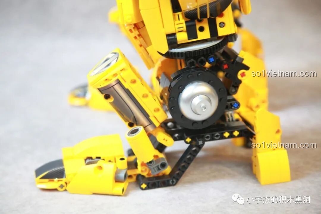 Cận cảnh bàn chân của robot Bumblebee, với cấu trúc dạng vòm giúp nâng đỡ toàn bộ trọng lượng của mô hình.