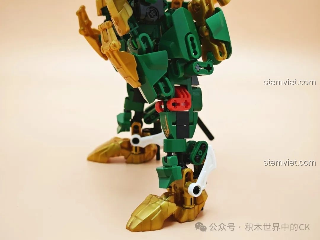 Cận cảnh bàn chân của Robot Rồng Xanh, thiết kế to bản giúp mô hình đứng vững và cân bằng.