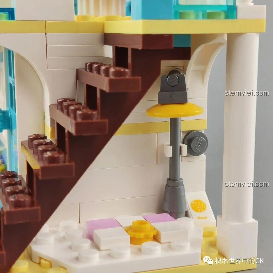 Chi tiết ban công của biệt thự QMAN 4804 với ô che nắng, chim hải âu và ống nhòm, tạo không gian thư giãn.