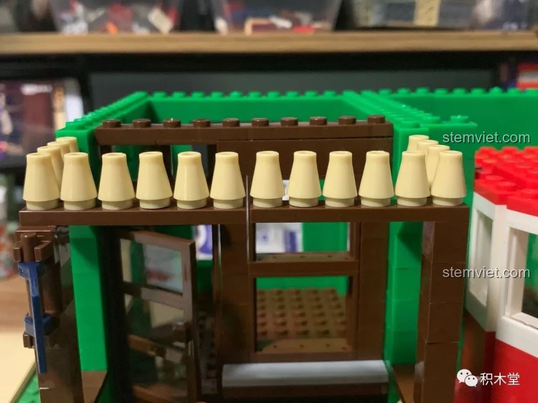 Cận cảnh chi tiết ban công tầng hai của WANGE 6313, cho thấy các cột đỡ có thể hơi mỏng manh.