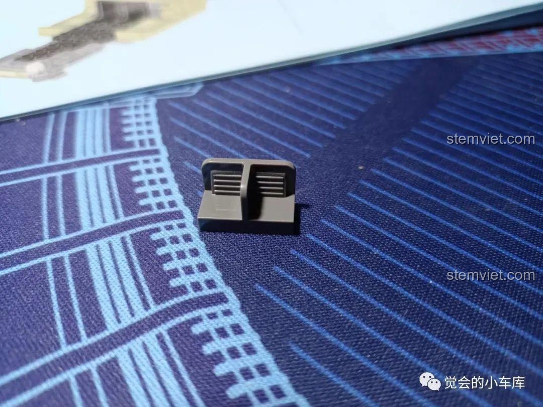 Chi tiết bàn đạp ga và phanh được thiết kế tinh xảo trong bộ lắp ráp QMAN 21023.