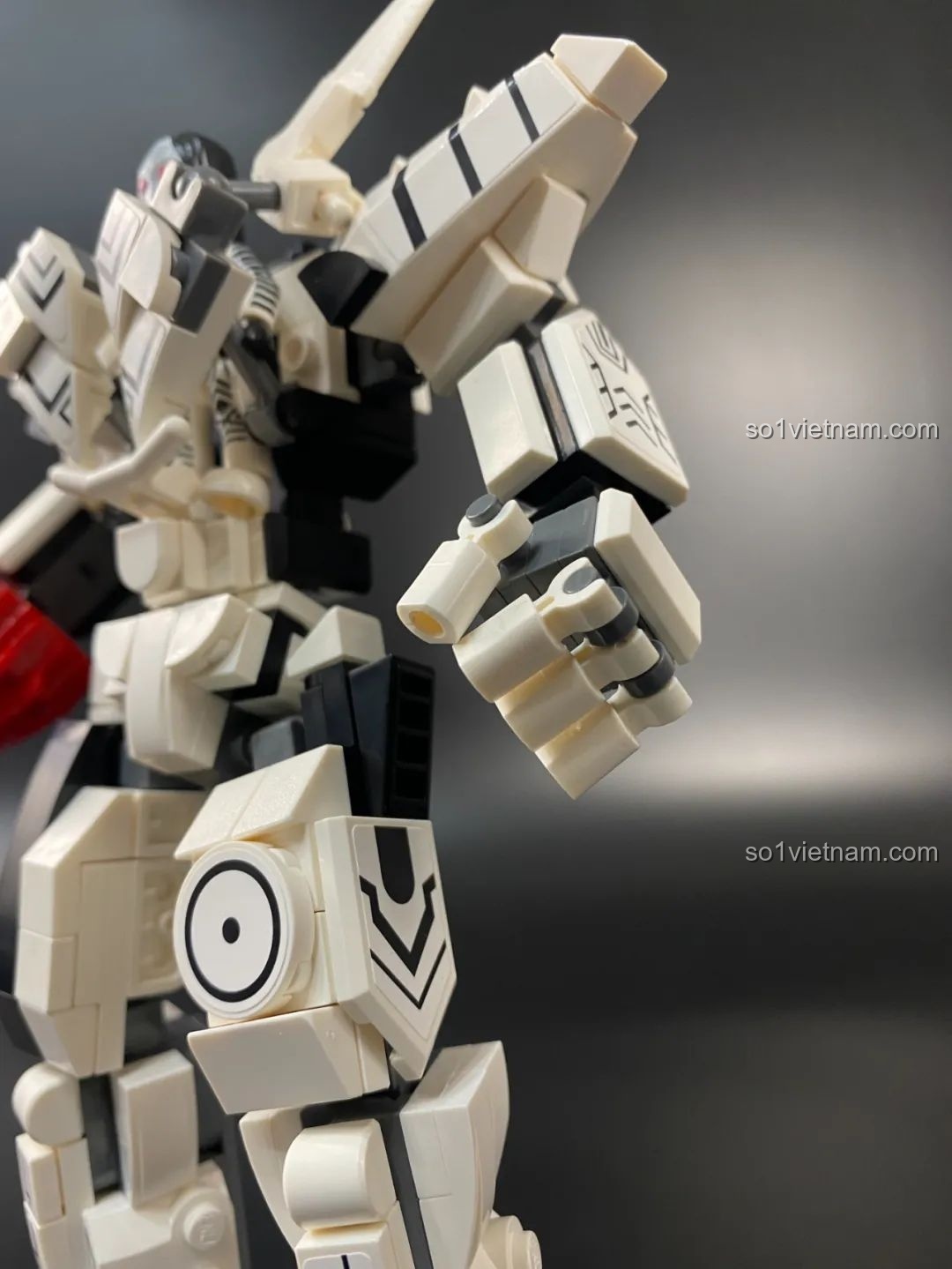 Cận cảnh chi tiết bàn tay của Mecha Dada, với các ngón tay có khớp cử động linh hoạt.