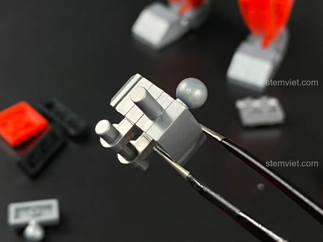 Cận cảnh bàn tay của robot Ultraman đang được lắp ráp, các ngón tay có khớp nối riêng biệt.