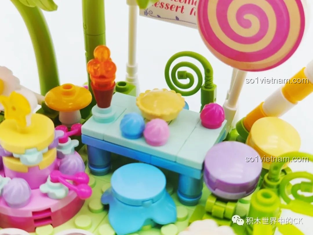 Cận cảnh chi tiết bàn trà với kem, bánh và kẹo mút trong mô hình Khu Rừng Kẹo Bông Gòn.