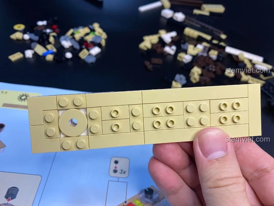 Chi tiết các hạt nhỏ trên bảng điều khiển của bộ đồ chơi Pantasy 61008 Tivi Cổ Điển.