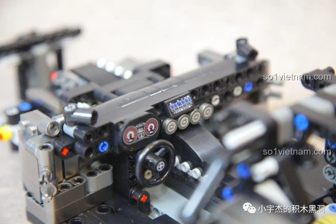 Cận cảnh bảng điều khiển chi tiết với vô lăng và đồng hồ tốc độ của mô hình xe Mercedes AMG Bạc Quỷ MJ Blocks 8620A.