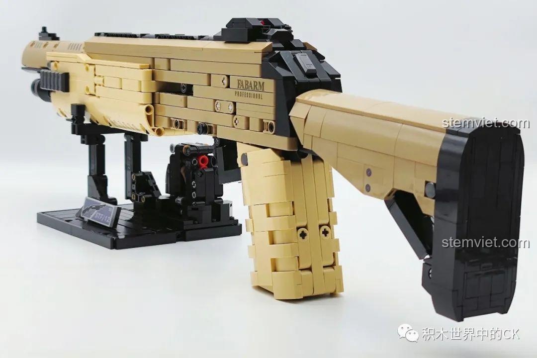 Cận cảnh phần báng súng và tay cầm của mô hình súng shotgun STF-12 JIESTAR 92402 khi đặt trên chân đế.