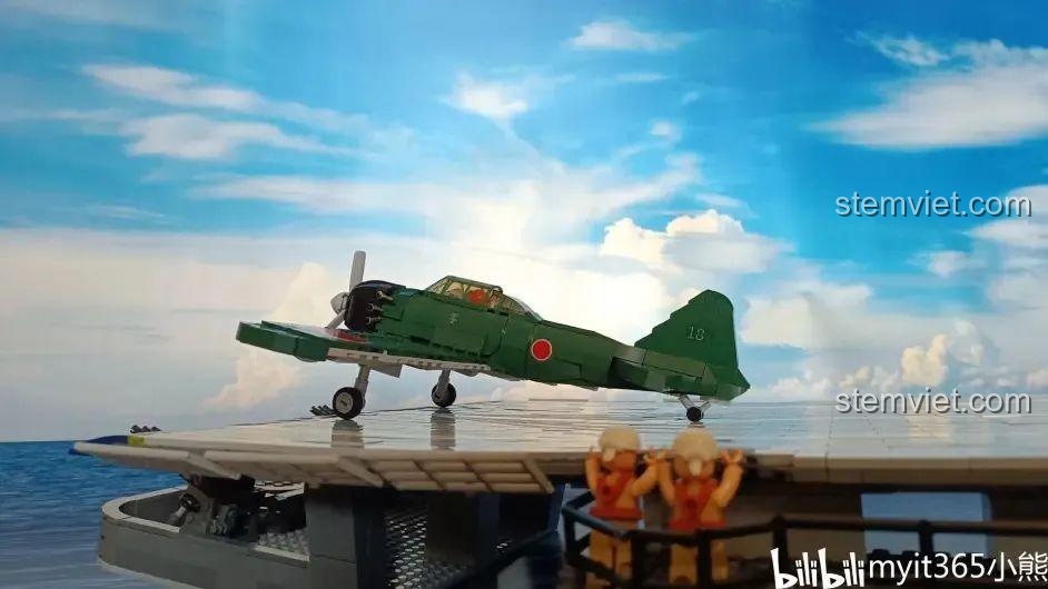 Mô hình máy bay chiến đấu A6M Zero M38B1108 với chi tiết bánh đáp được mở ra, sẵn sàng hạ cánh.