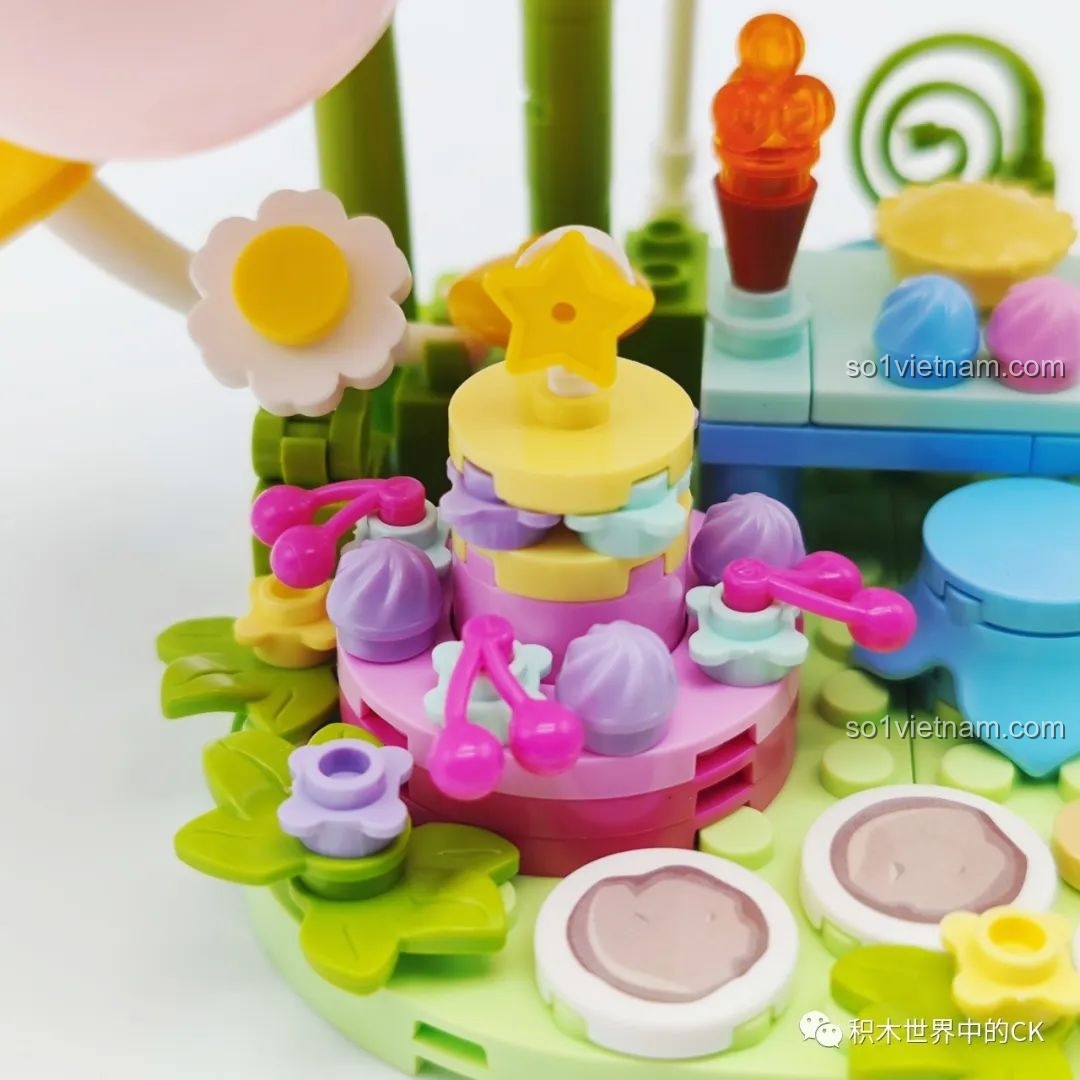 Cận cảnh chi tiết chiếc bánh kem hai tầng với ngôi sao và cherry trong mô hình Khu Rừng Kẹo Bông Gòn.