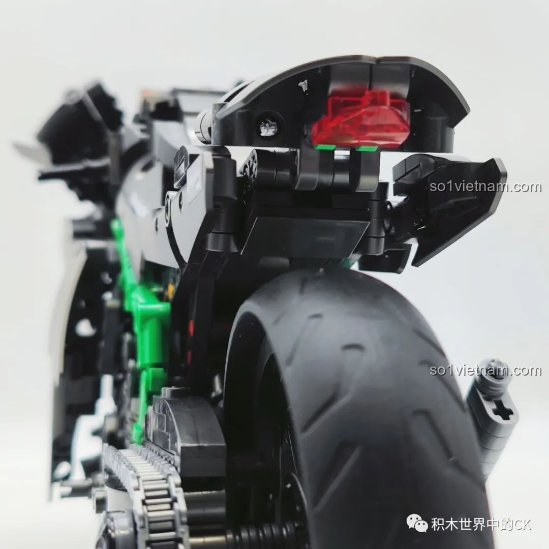 Chi tiết bánh sau to bản của bộ xếp hình Xe mô tô Kawasaki Ninja H2R ZHEGAO tiết kiệm.
