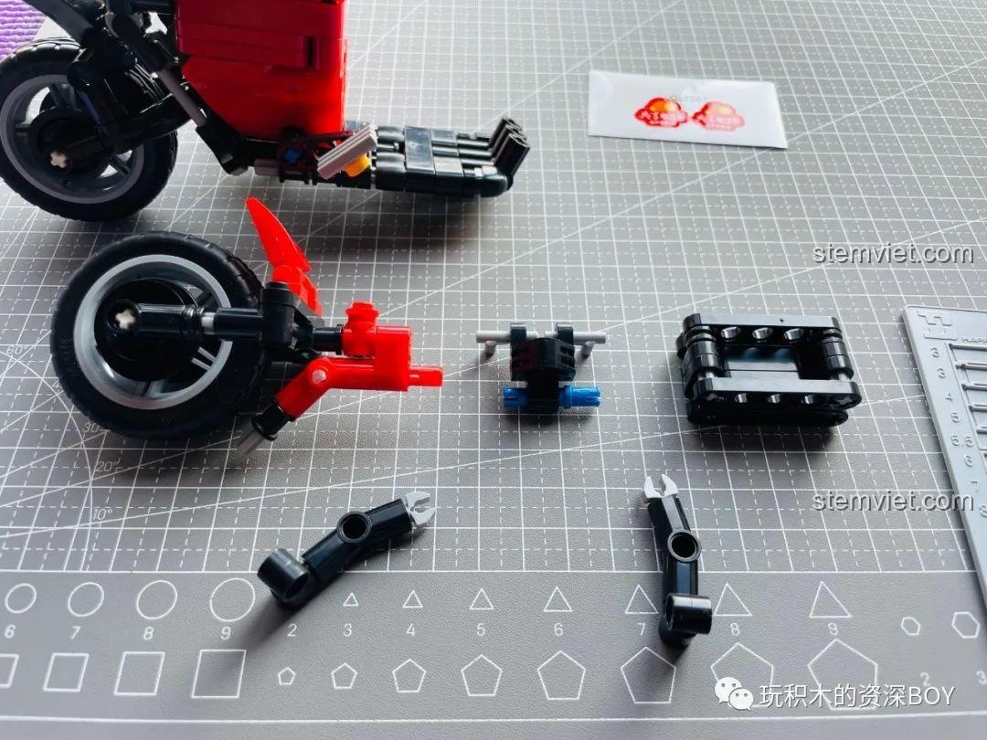 Các chi tiết của bánh trước và tay lái của bộ lắp ráp xe điện ZHEGAO QL1267 được sắp xếp.