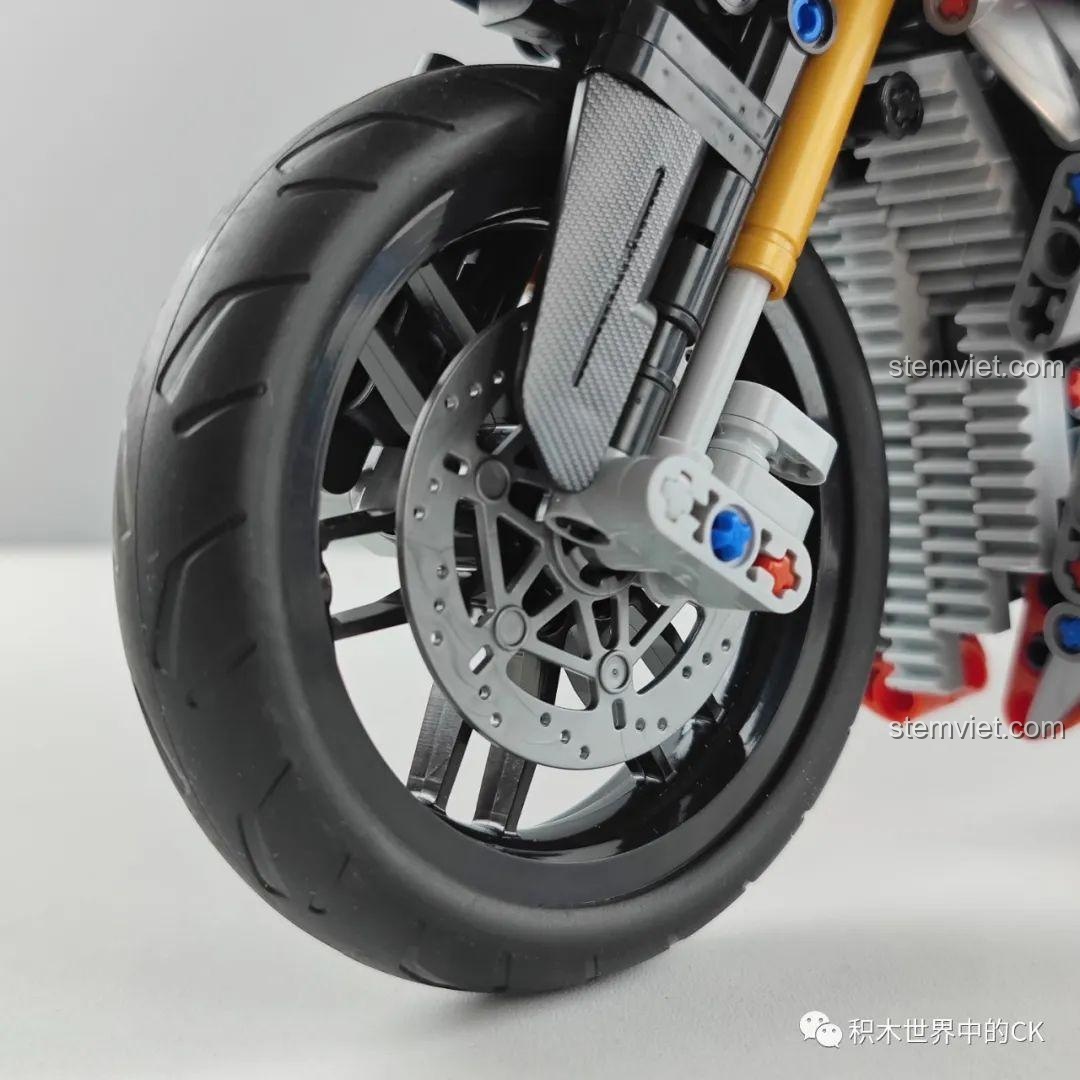 Chi tiết bánh trước và phanh đĩa của đồ chơi mô hình Xe phân khối lớn Streetfighter V4 SP Panlos Brick đáng tiền.