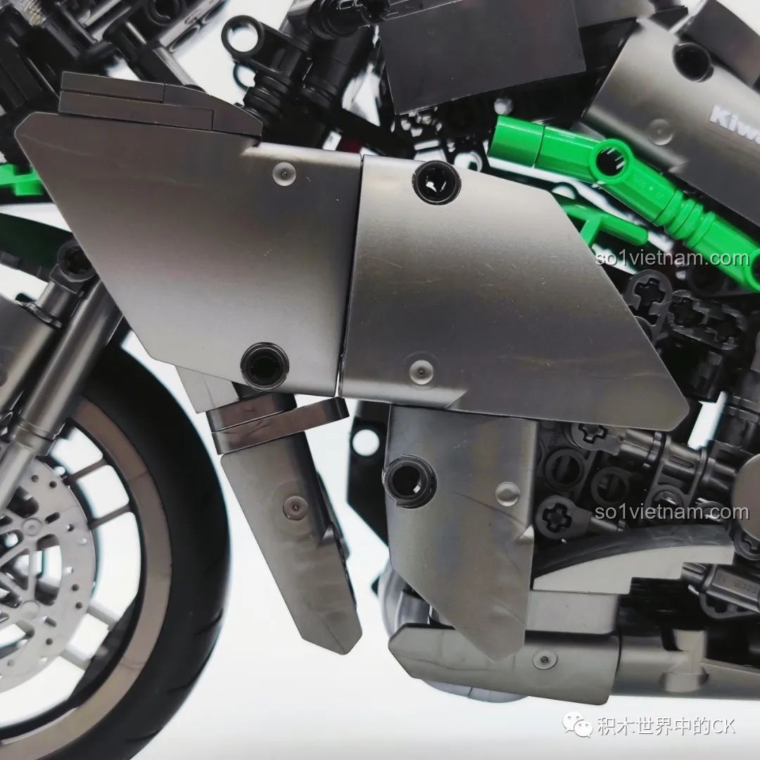 Chi tiết bánh trước và phanh đĩa của đồ chơi lắp ghép Huyền thoại tốc độ Kawasaki 5183 giá hời.