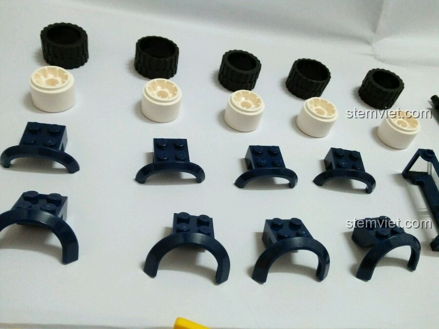 Cận cảnh các mảnh ghép bánh xe và chắn bùn của bộ Enlighten 1906, cho thấy chi tiết và chất lượng nhựa.