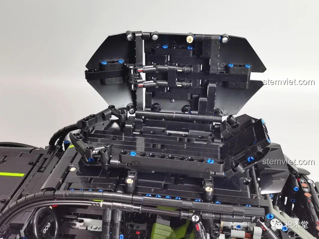 Hộp chứa đồ trên giá nóc của mô hình TGL T5023 có thể mở ra, một chi tiết nhỏ nhưng thú vị.