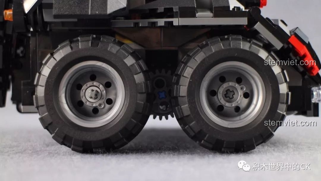 Cận cảnh bánh xe và hệ thống bánh răng của bộ lắp ghép Xe Batmobile 13020. Đánh giá Mould King 13020.