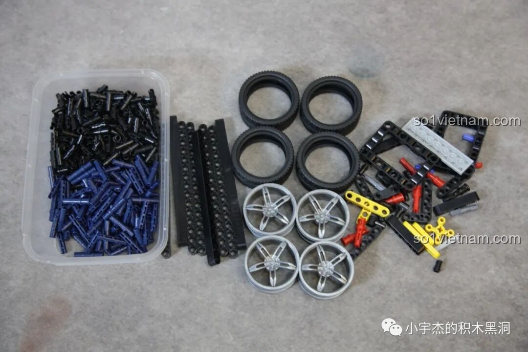 Các chi tiết bánh xe, lốp và các mảnh ghép Technic màu xanh đậm của bộ PanlosBrick 673002.