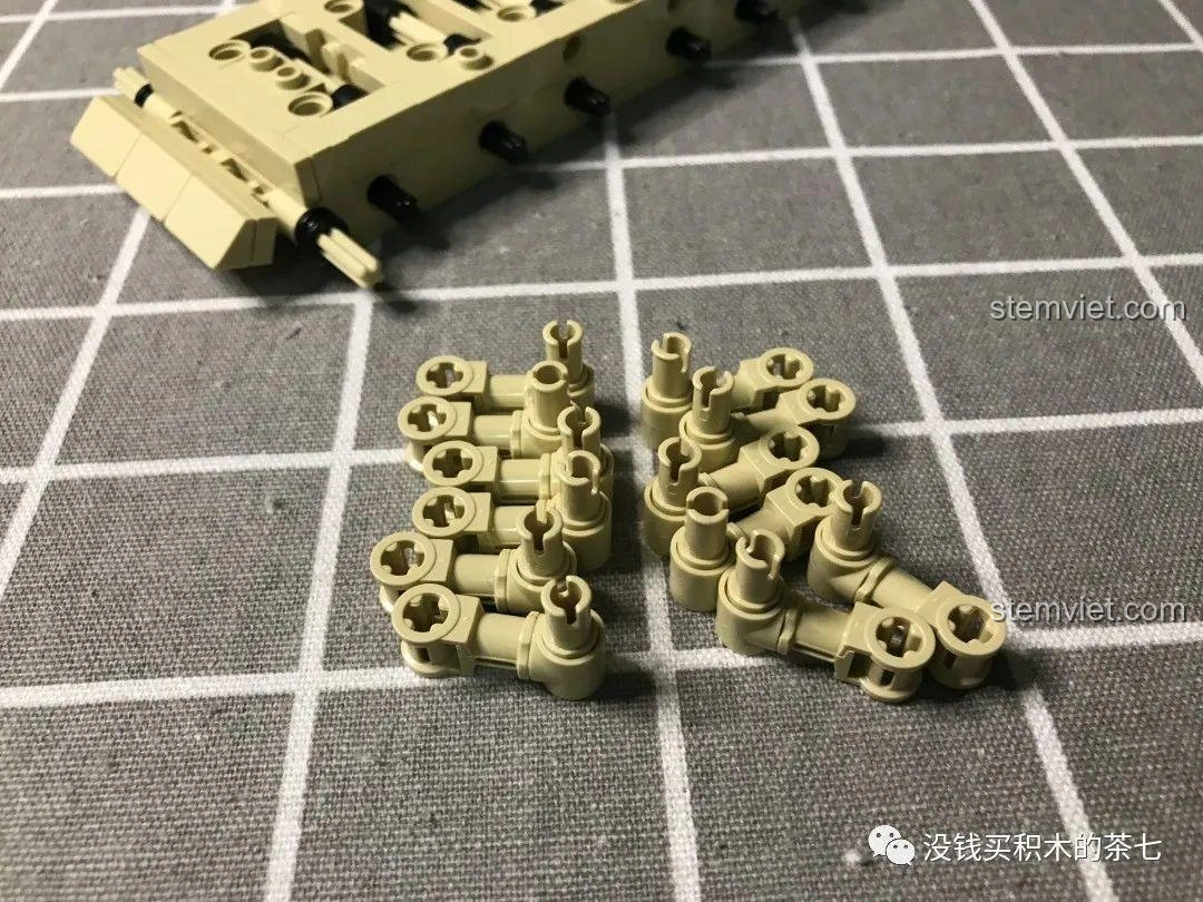 Các chi tiết bánh xe phụ của bộ đồ chơi lắp ráp Xe Tăng Challenger 2 FV 4034 JIAZHI 0105, nhỏ gọn nhưng quan trọng.