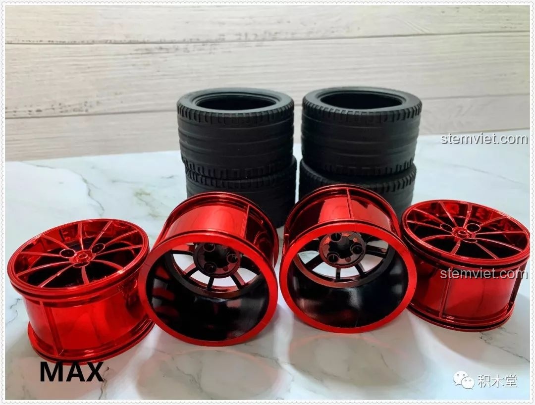 Cận cảnh vành xe màu đỏ và lốp cao su của bộ lắp ráp Qizhile 23010 Nissan GT-R, thể hiện độ chi tiết và chất lượng.