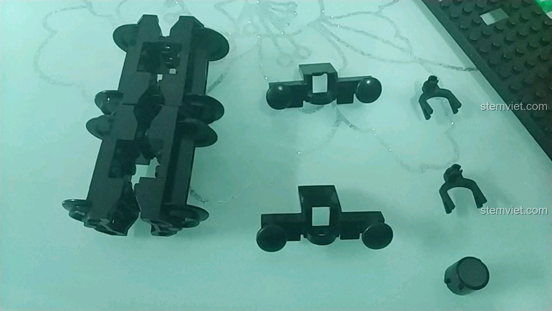 Các chi tiết đặc biệt để lắp ráp phần trục và bánh xe của Toa tàu Giáng Sinh Enlighten 626.