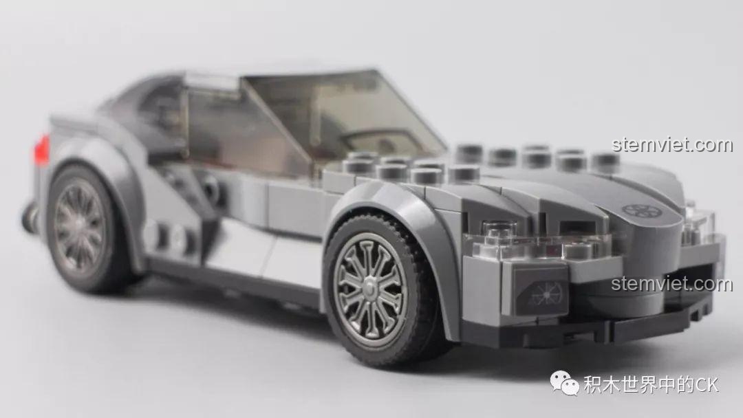 Cận cảnh bánh xe của mô hình Toyota FT-1 SEMBO 607031 với nắp bánh xe màu bạc lấp lánh.