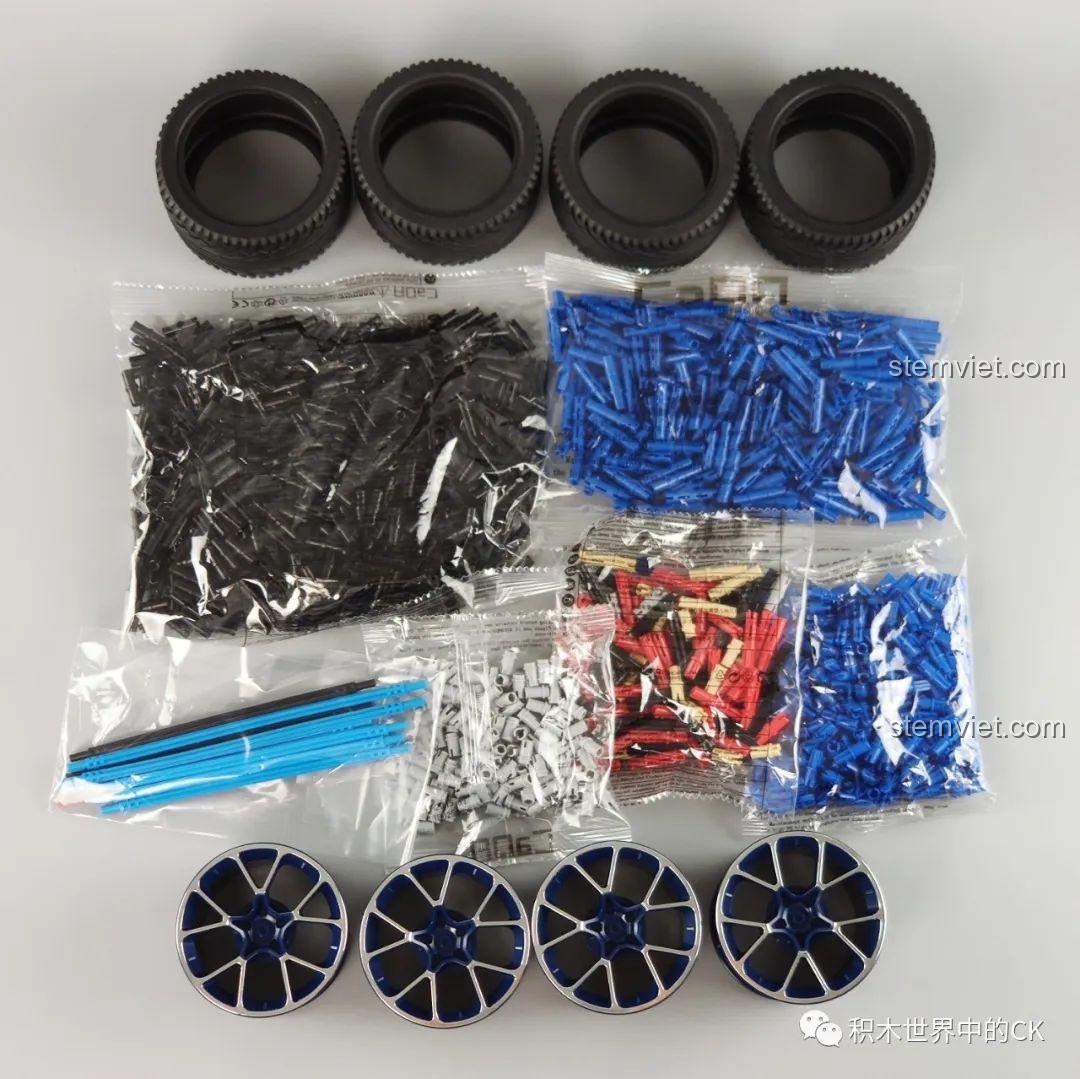 Các chi tiết đặc biệt như bánh xe mạ crom, lốp cao su và các trục pin của CaDA C61041 Siêu xe Centenario.