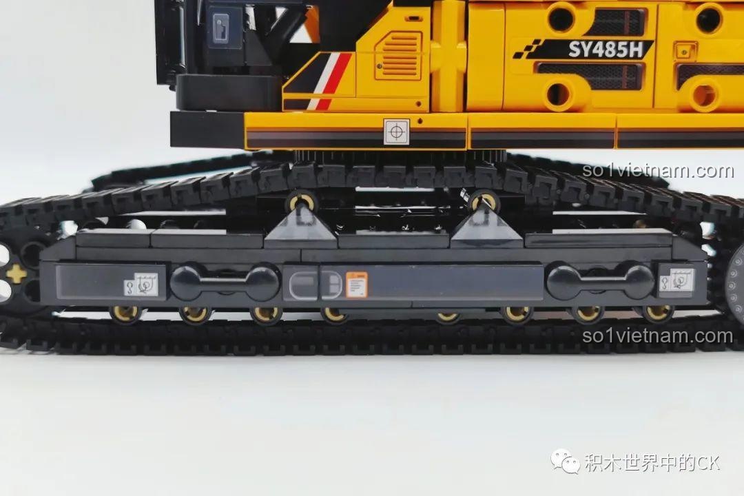 Cận cảnh hệ thống bánh xích của mô hình Sembo 712017, với các mắt xích Technic và bánh răng truyền động.